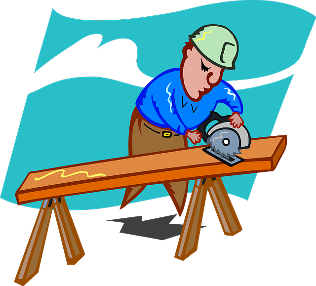 Carpintero cortando un tablón