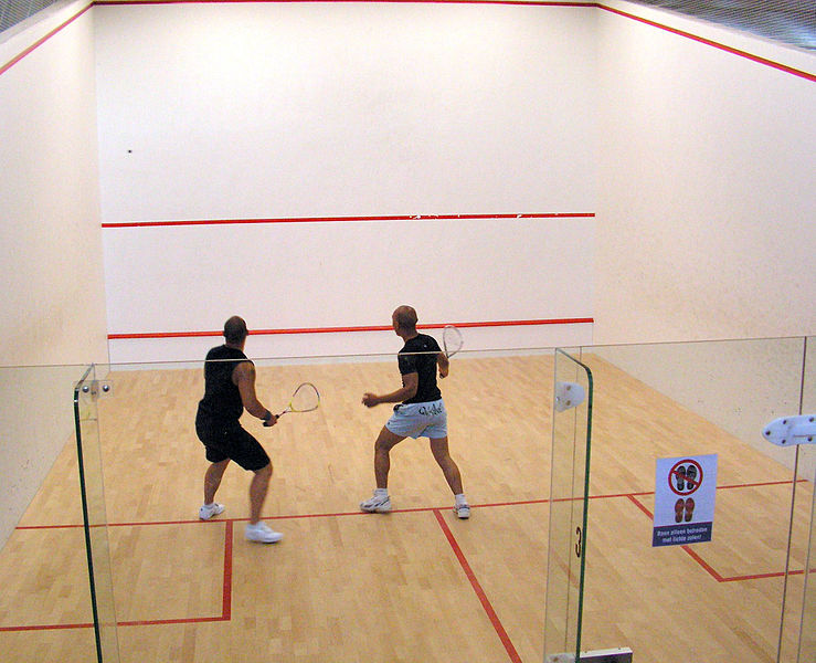 Cancha de squash con dos jugadores