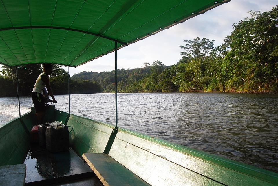 Canoa navegando por el Amazonas