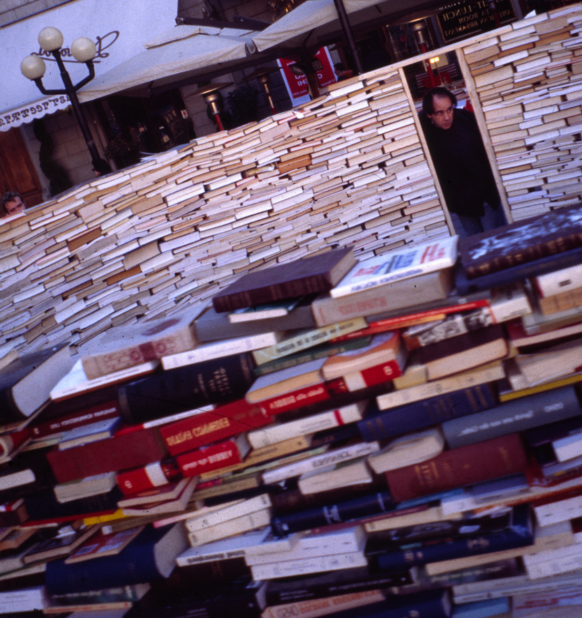 Foto de arte moderno con libros, de Casagrande y Rintala: Installation 1:2001, Firenze Biennale 2001