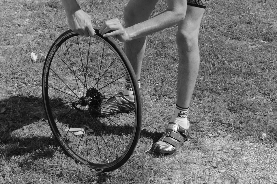 Quitando la cubierta de una rueda de bici para arreglar un pinchazo