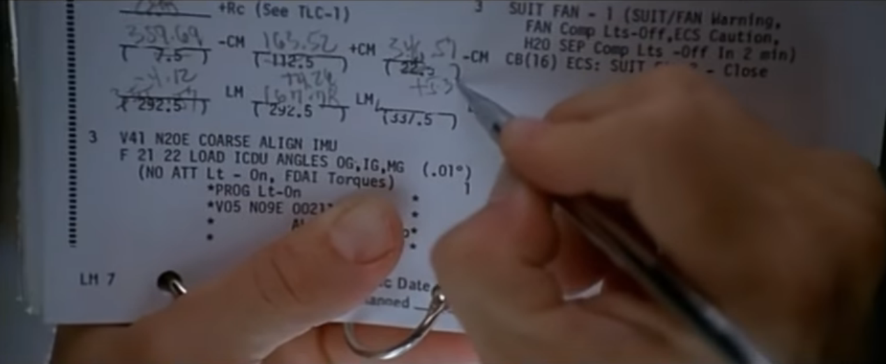 Fotograma de la película Apolo 13 donde se ven los cálculos de James Lovell