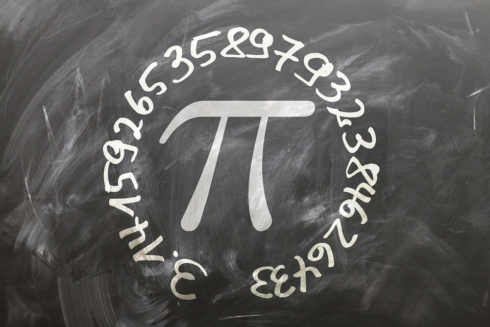 Símbolo de PI escrito en una pizarra, y rodeado con un círculo con sus primeros decimales