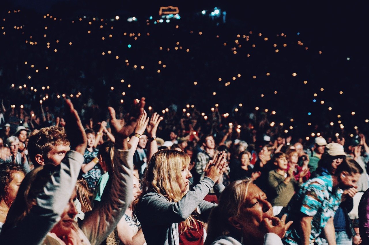 Público aplaudiendo en un concierto