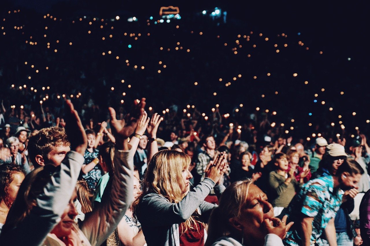 Público aplaudiendo en un concierto