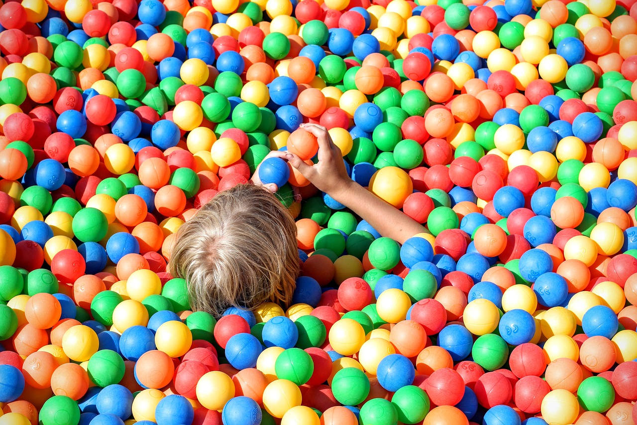 Parque de bolas infantil. Solo se ven las bolas y la cabeza de un niño