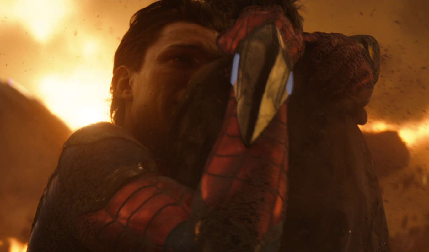 Fotograma de Vengadores: Infinity War, con Spiderman abrazado al Sr. Stark.