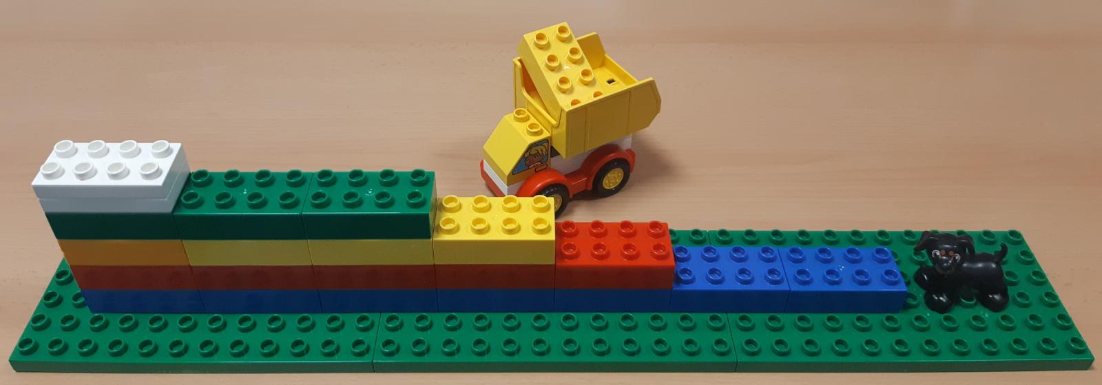 Escalera hecha con fichas de lego