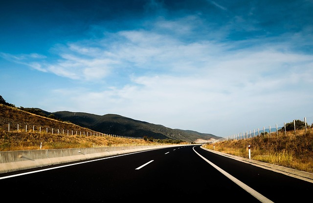 Autopista con cielo azul