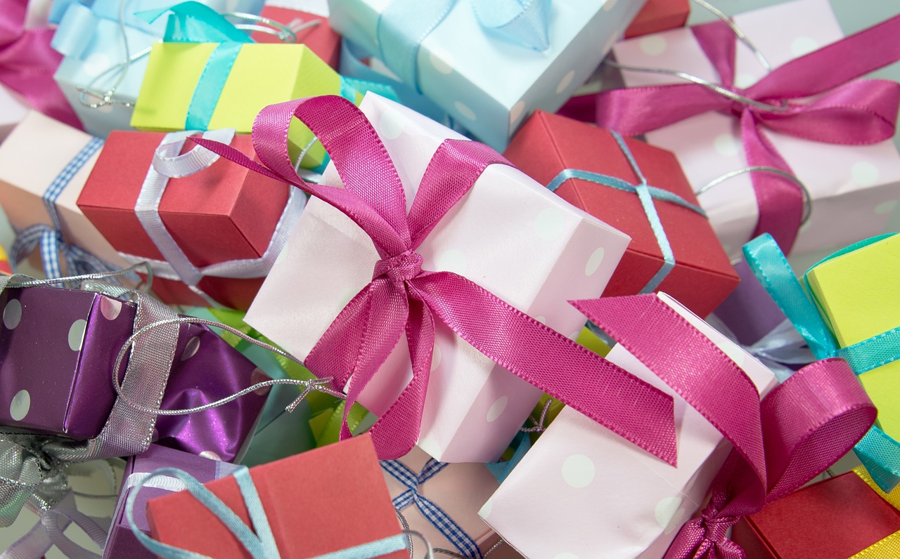 Varios paquetes de regalo revueltos