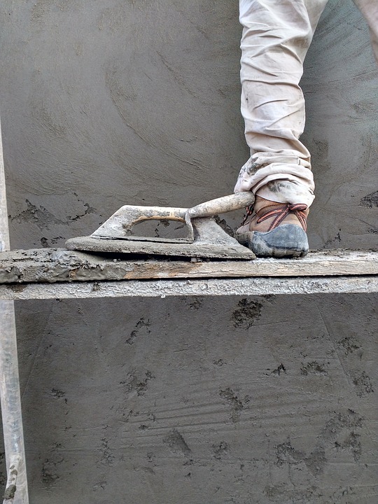 Albañil trabajando en una pared.