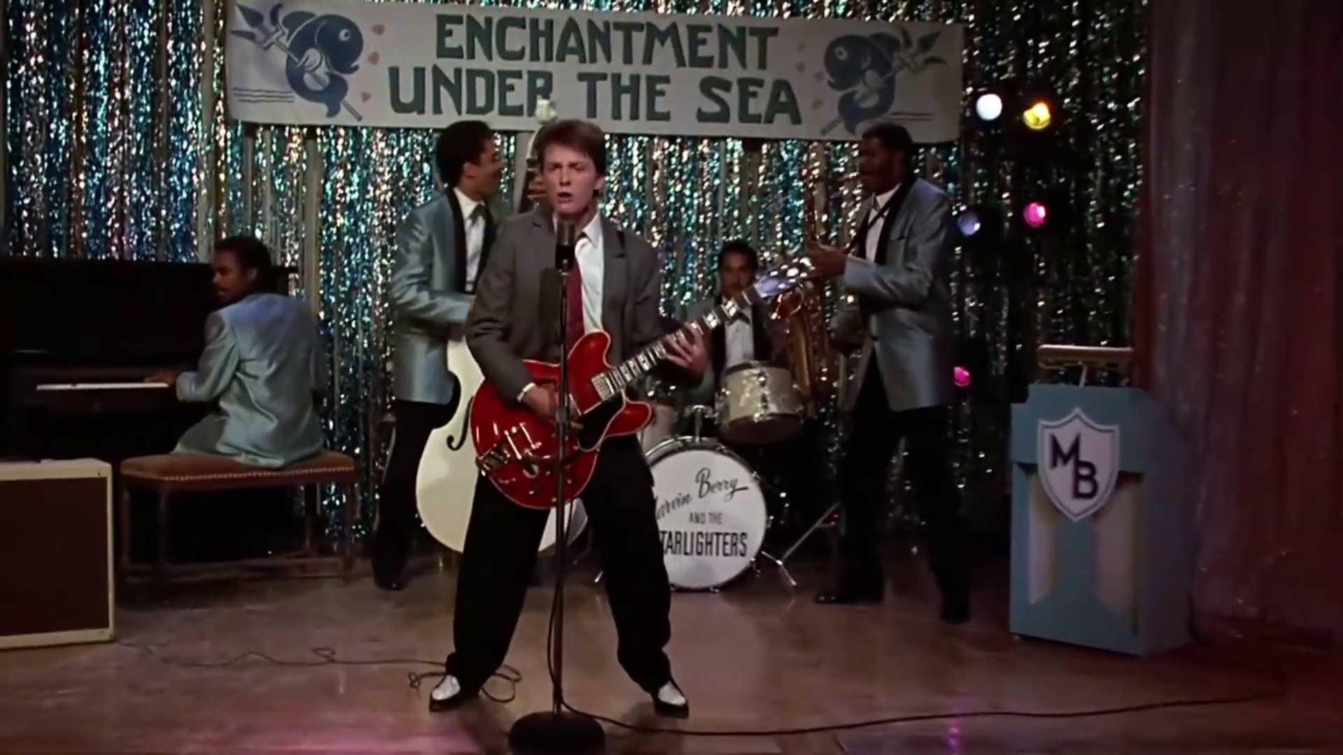 Escena de Regreso al futuro I, con Marty cantando Johnny B. Goode