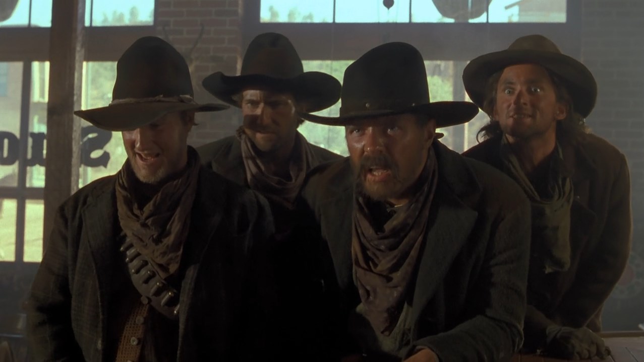 Fotograma de 'Regreso al futuro III' donde aparece la banda de Buford, el antagonista de la película
